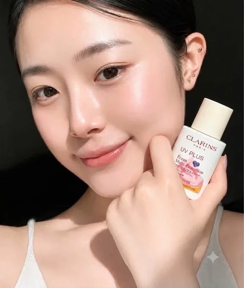kem chong nang Clarins nang tong mau cu 2